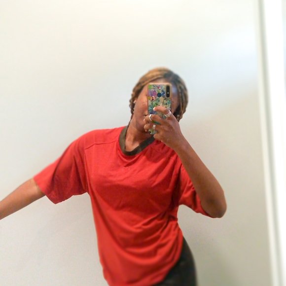 Red round-neck top - Picture 4 of 4